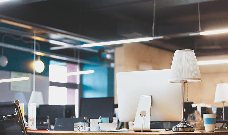 God kontorbelysning fra loft og ved arbejdsbord_Oeg produktiviteten med godt lys_artikel