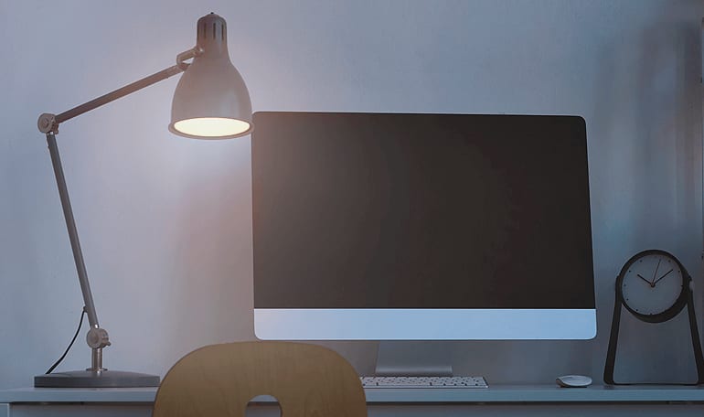 Dæmpet belysning fra arbejdslampe ved skrivebord