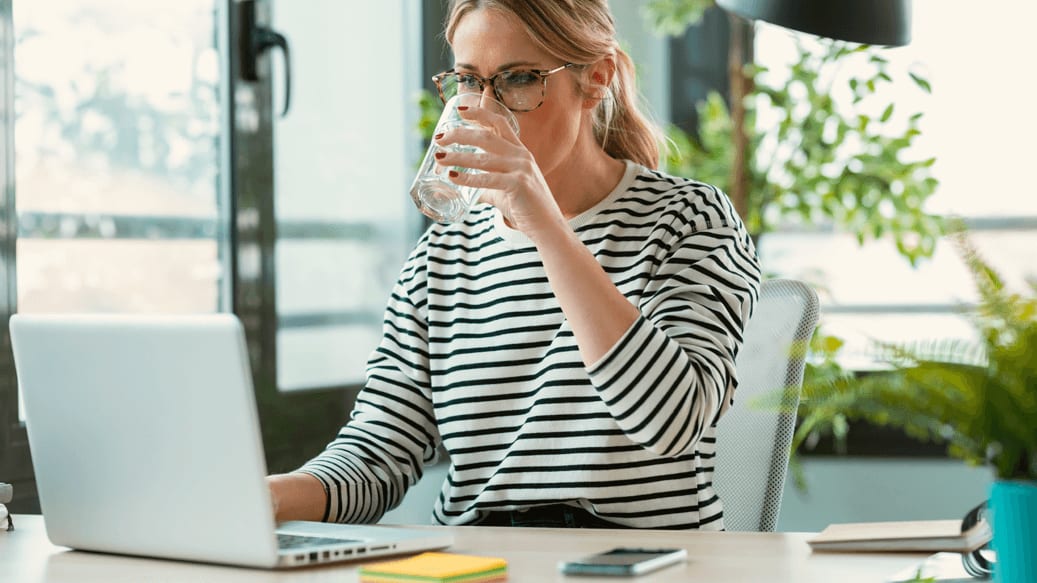 Kollega drikker vand ved pc_Saadan faar du et godt arbejdslys_artikel