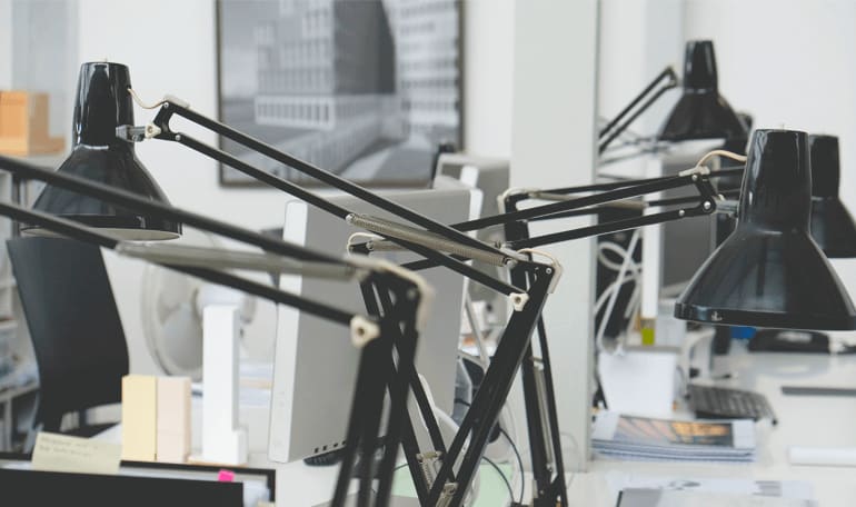 Sorte arbejdslamper placeret på række_Saadan faar du et godt arbejdslys_artikel