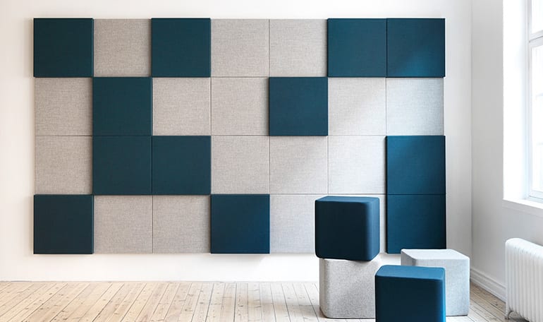 Moderne akustikplader i blå og hvid på væg