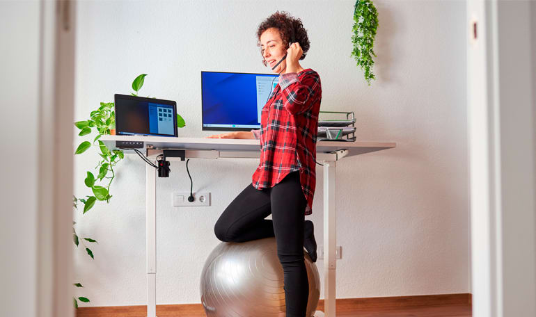 Nemme træningsøvelser på kontoret_3 ergonomiske raad til bevaegelse i hverdagen_artikel