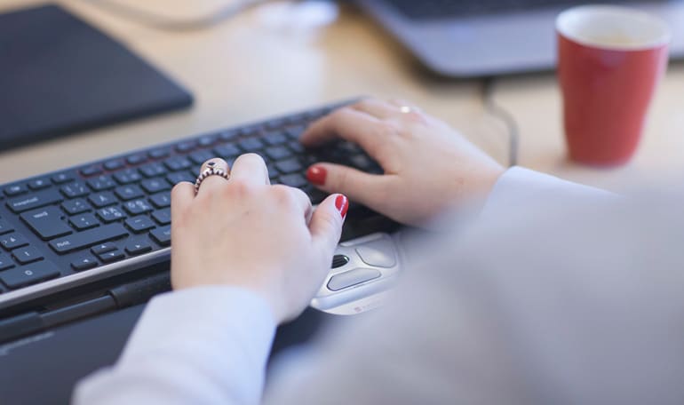 Ergonomisk tastatur og mus i brug