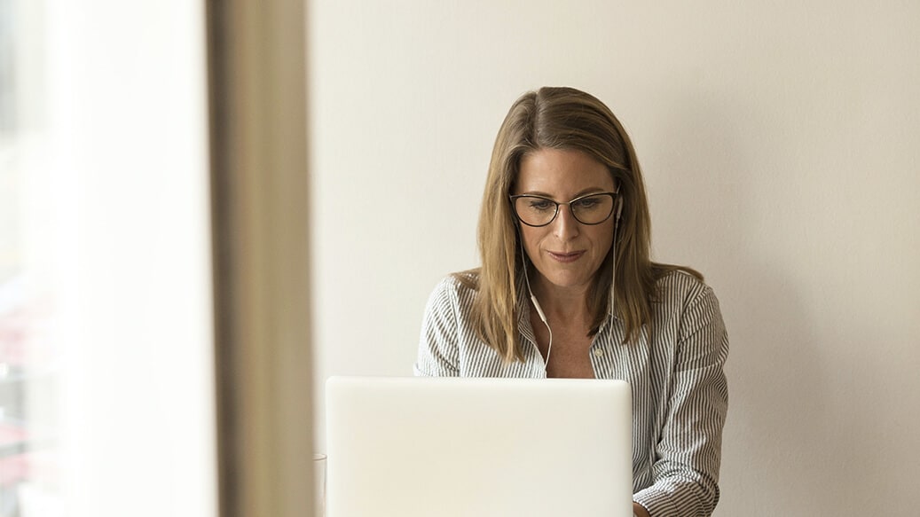 Kvinde arbejder på kontor