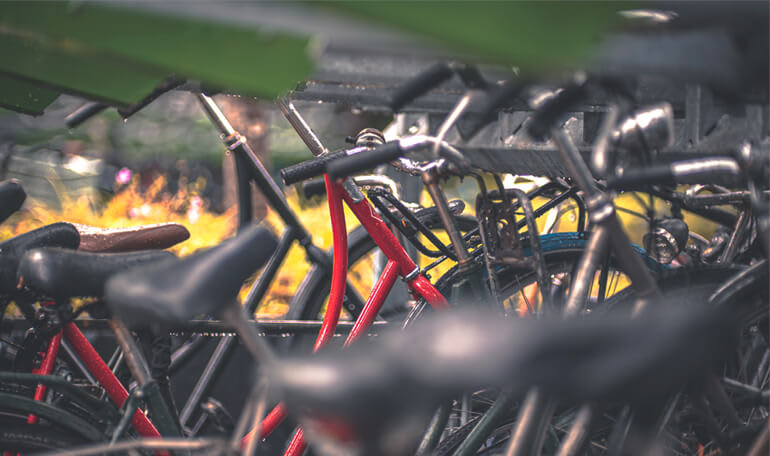 Massevis af cykler parkeret hulter til bulter