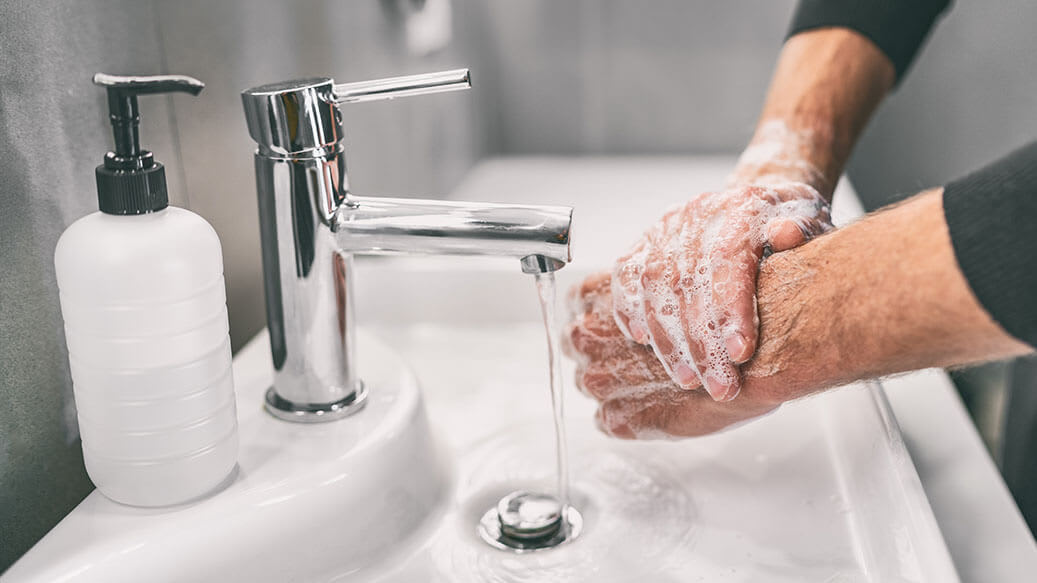 Mand vasker hænder