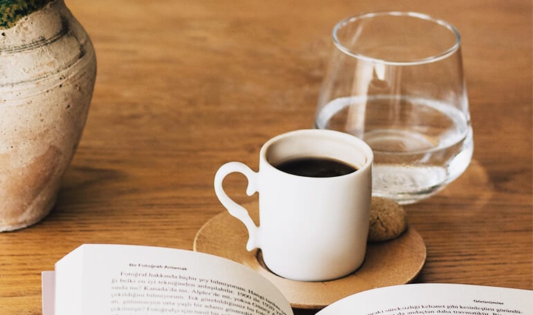 Kaffe paa bord_5 ting du ikke vidste om kilde- og mineralvand _artikel