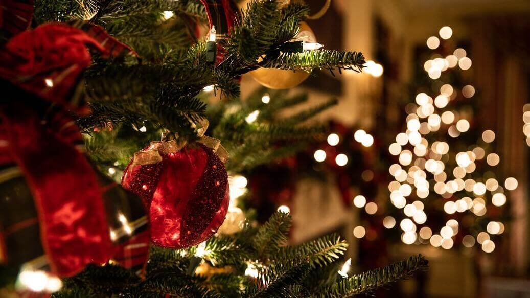 Juletræ med julepynt og julelys