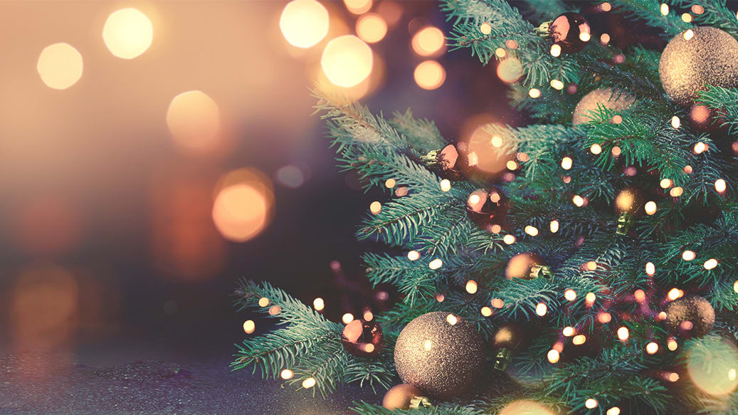 Pyntet juletræ med lys og julekugler