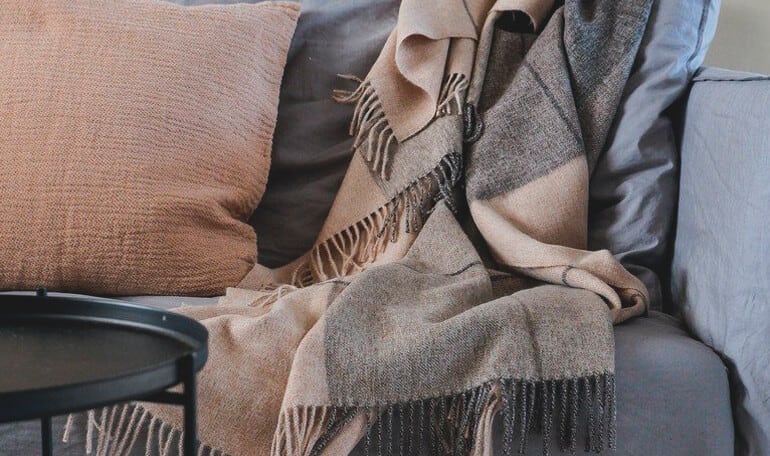 Plaid liggende i sofa