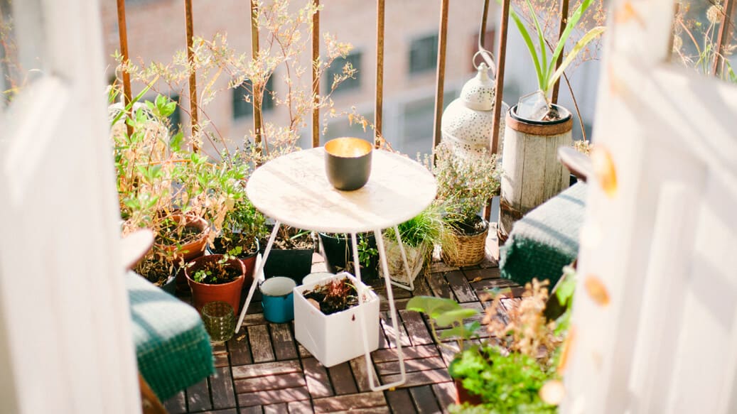 Udgang fra lejlighed til solrig terrasse/altan