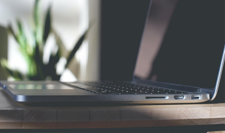 USB-port på laptop vist fra siden_sådan rengør du dine elektroniske devices_artikel