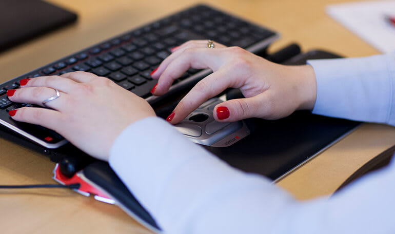 Person bruger rollermouse_sådan vælger du mus, tastatur og skærm_artikel