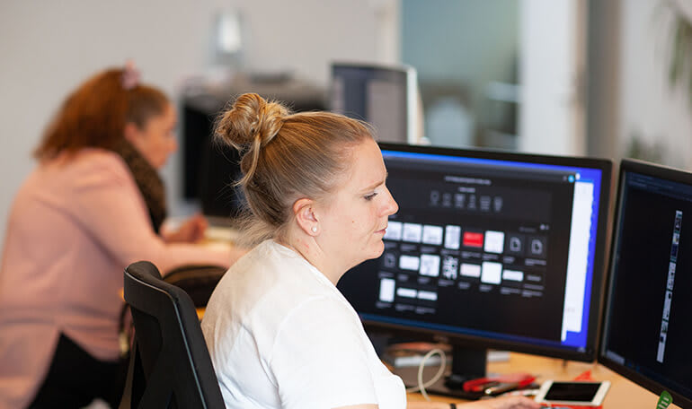 Person ved skærme_sådan vælger du mus, tastatur og skærm_artikel