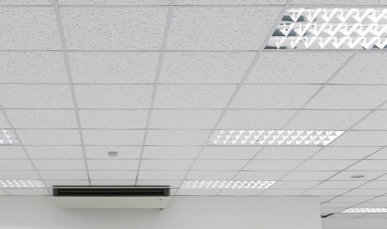 LED-belysning i loftet på kontor