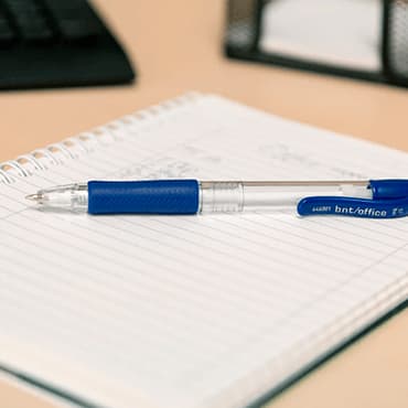 Skriveredskaber_billede af notesblok og kuglepen