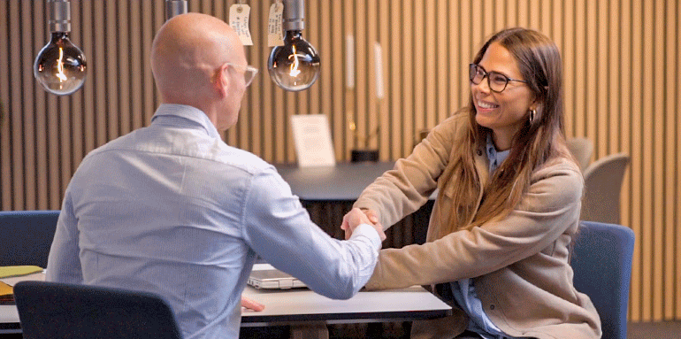 Indretningskonsulent med kunde__lomax indretningsservice