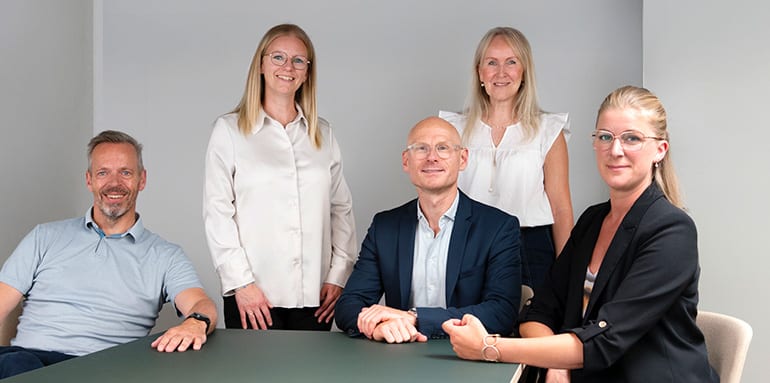 Banner på møbellandingssiden med billede af Lomax' indretningsteam