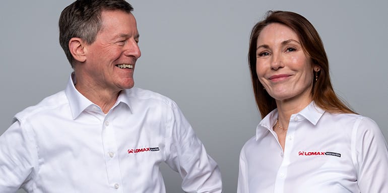 Billede af to medarbejdere i lomax-reklameartikler.dk