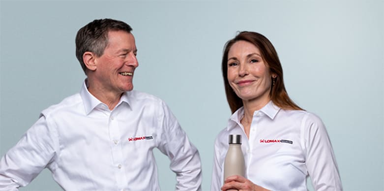 Billede af to medarbejdere i lomax-reklameartikler.dk