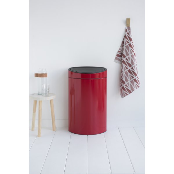 Brabantia Touch Bin 40 L i passion red Køb online her Fri Fragt