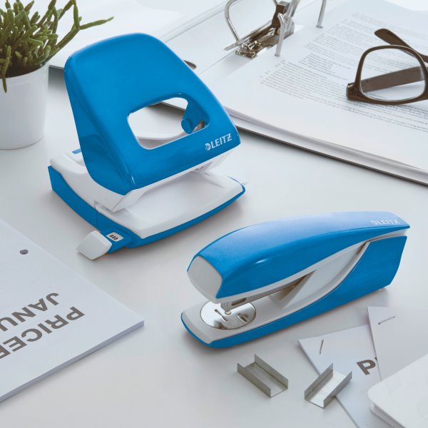 Leitz WOW 5502 häftapparat, blå metallic