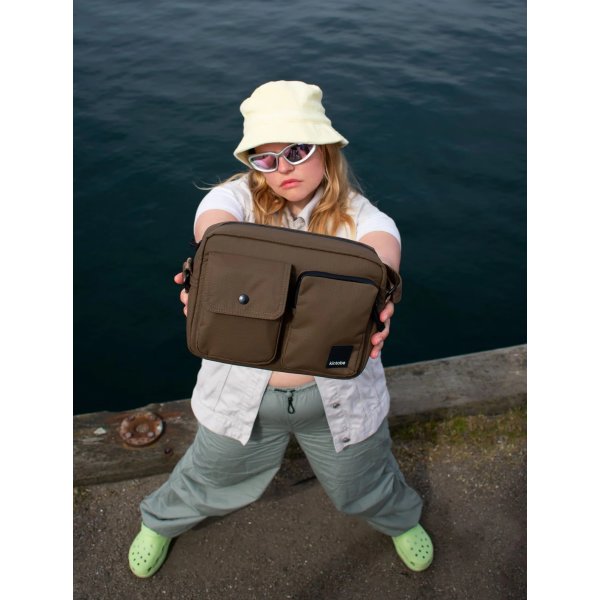 Kintobe Miles, Earth brown