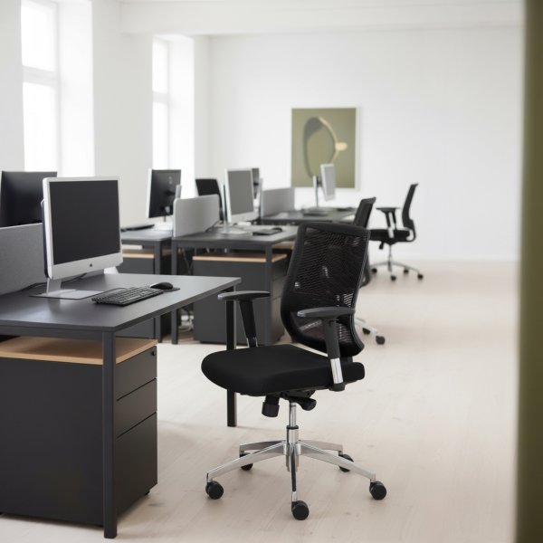 Trento kontorstol, sort stof sæde og netryg
