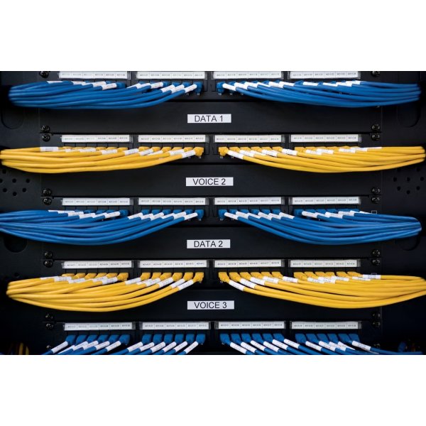 Dymo Rhino Vinyltape 12mm, hvid på rød