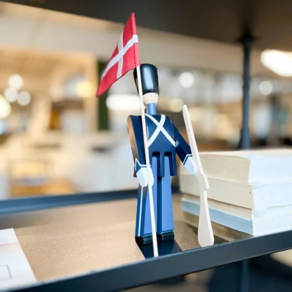 Kay Bojesen Fanebærer Lille, mørkeblå