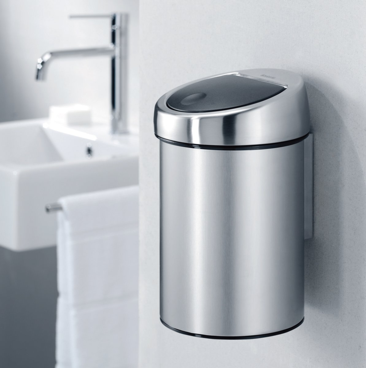 Brabantia Touch Bin 3 L t. væg i brilliant steel Se! Lomax A/S