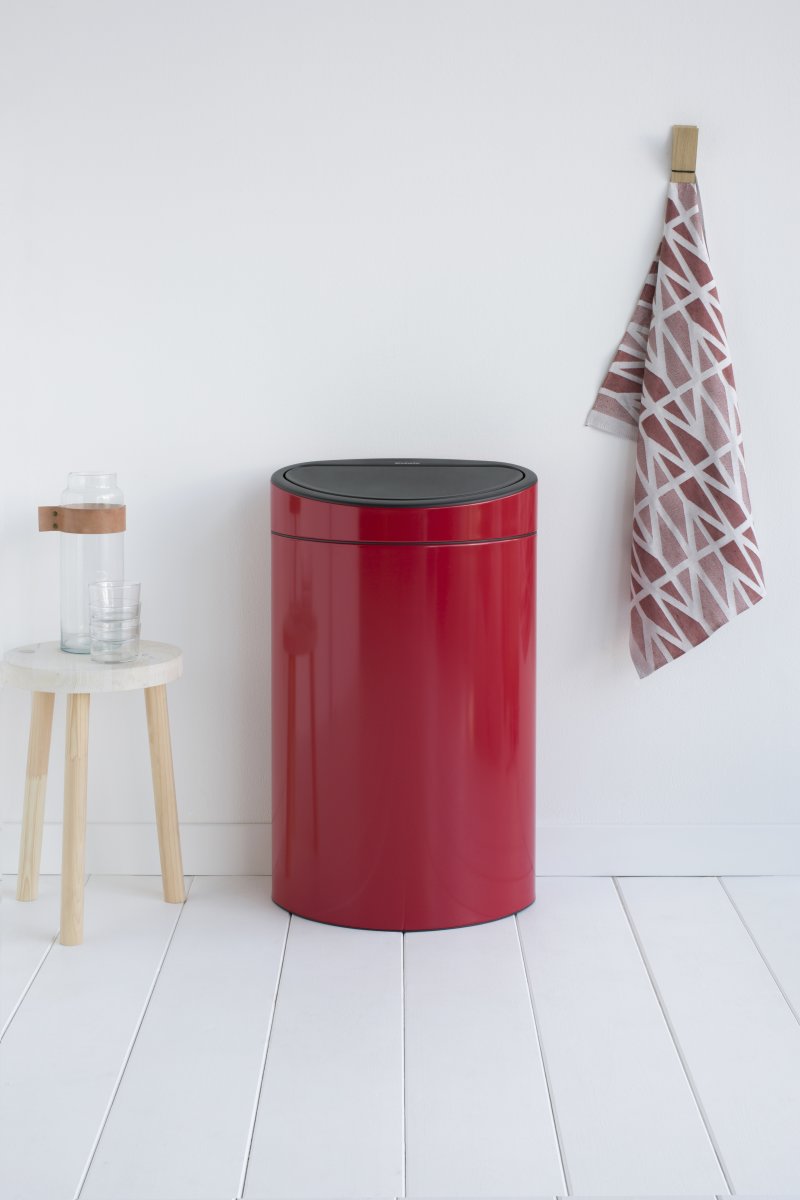 Brabantia Touch Bin 40 L i passion red Køb online her Fri Fragt