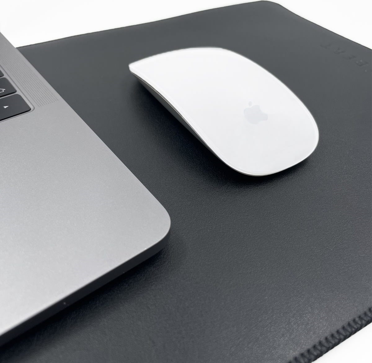 Philbert Ultra Slim Sleeve med rem til Macbook 14”