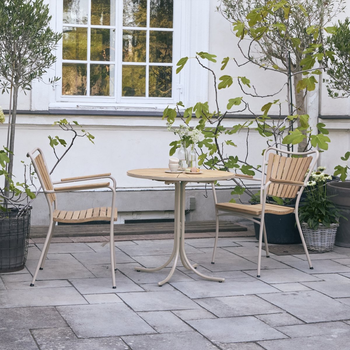 Marguerit cafébord ø70 cm + 2 stole, Taupe
