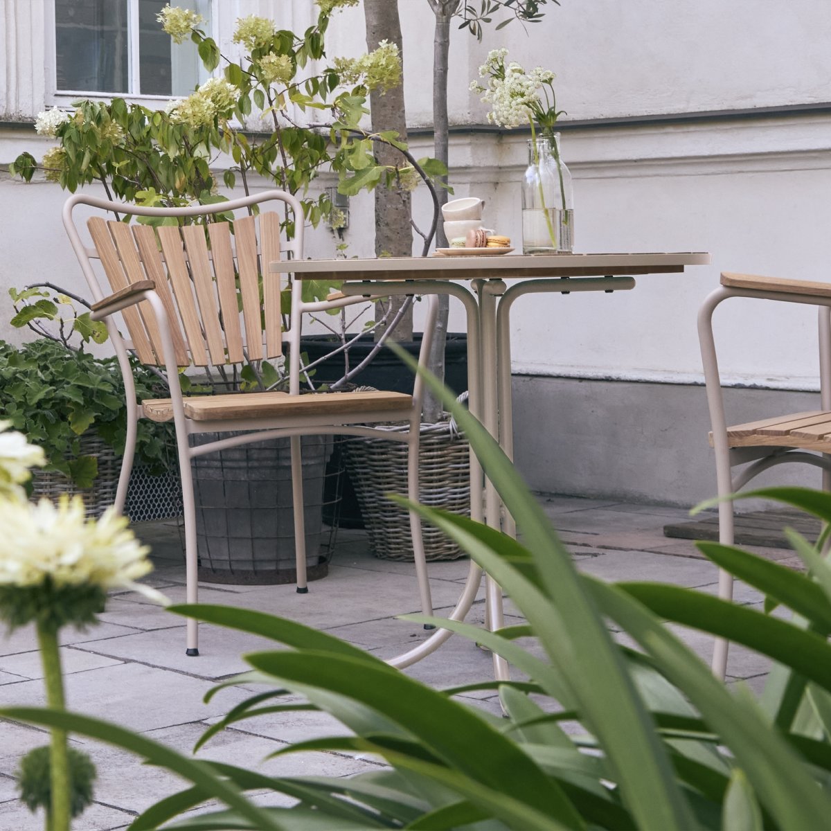 Marguerit cafébord ø70 cm + 2 stole, Taupe