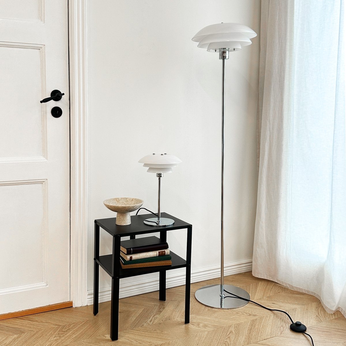 Dyberg Larsen DL20 Bordlampe, opal/krom