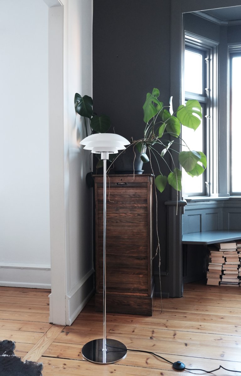 Dyberg Larsen DL31 Gulvlampe, opal/krom