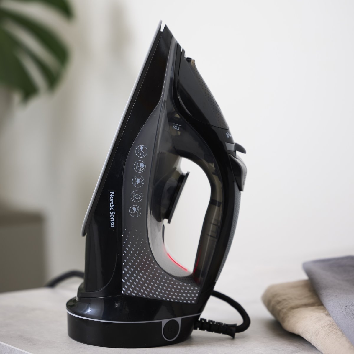 Nordic Sense Dampstrygejern, ledningsfrit 2400 W