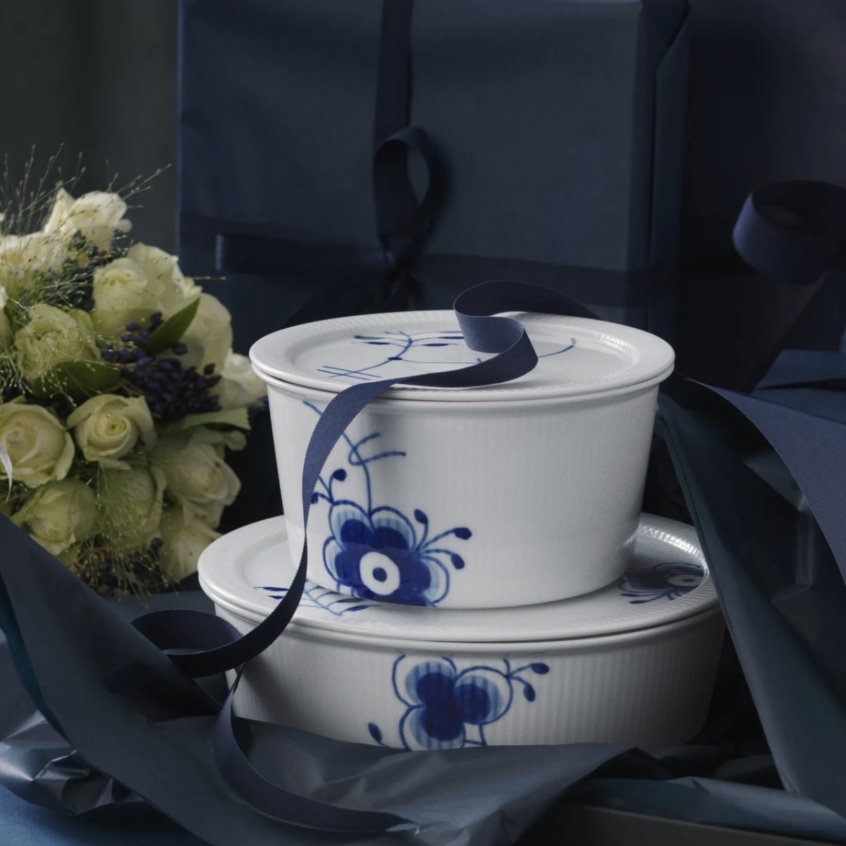 Royal Copenhagen Blå Mega Riflet skål m/låg, 17 cm