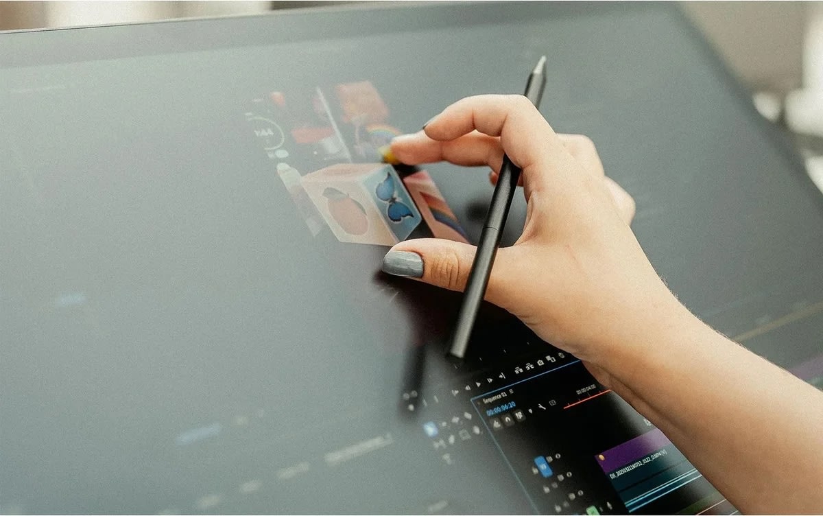 Wacom Display Cintiq 24 Touch (2025), sort