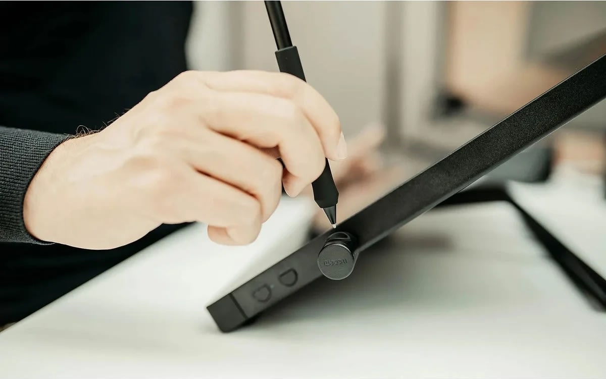 Wacom Display Cintiq 24 Touch (2025), sort