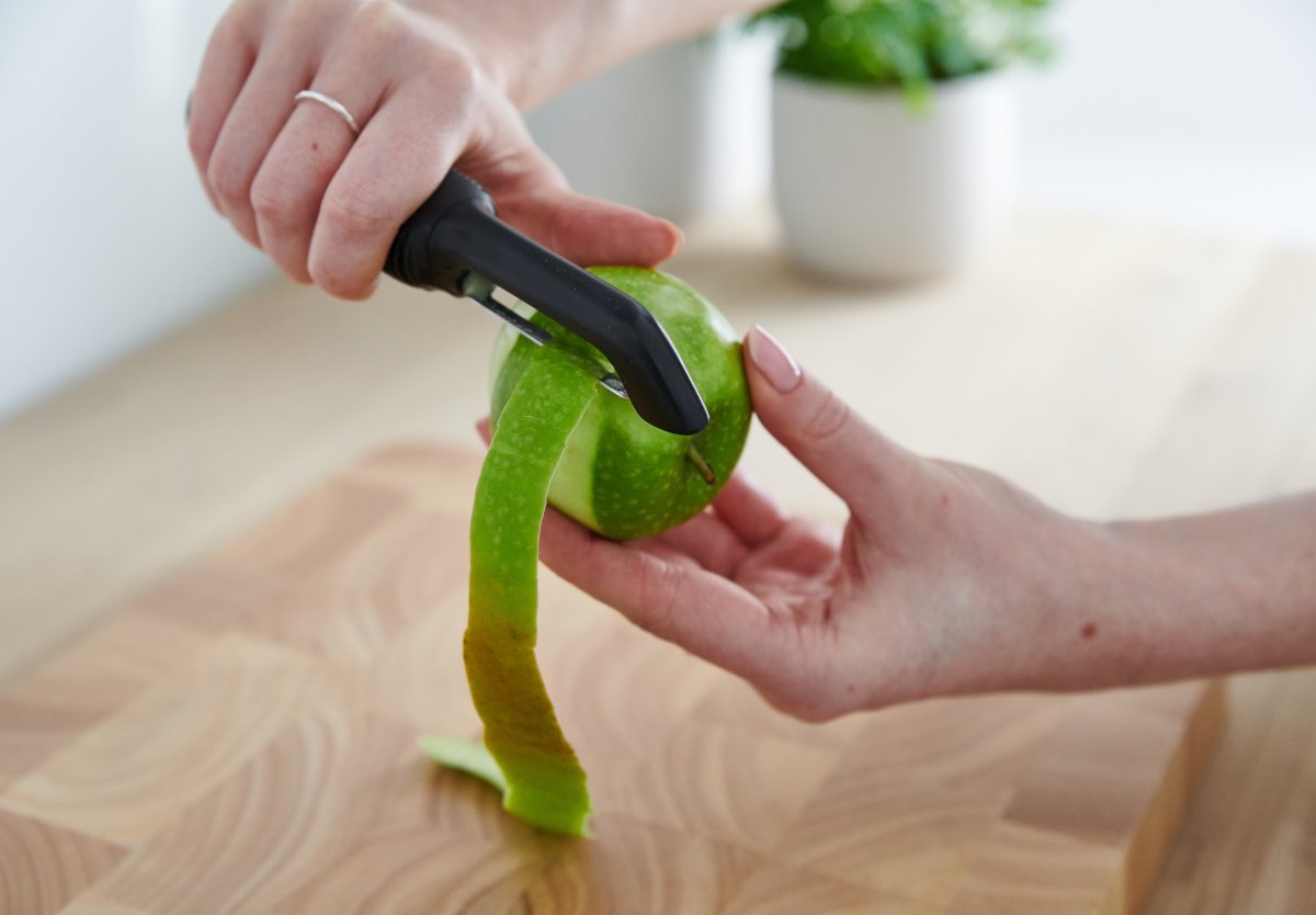 OXO Skrællekniv med vippeblad, silikone/stål
