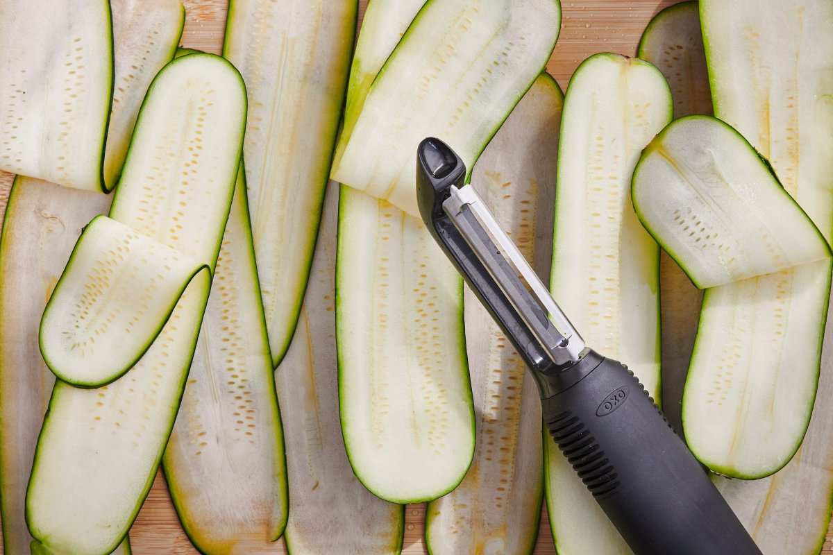 OXO Skrællekniv med vippeblad, silikone/stål