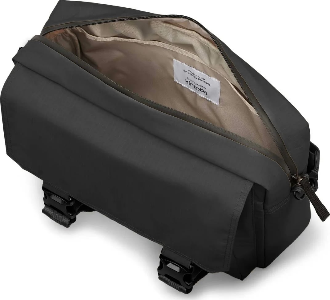 Kintobe Leo, Jet black