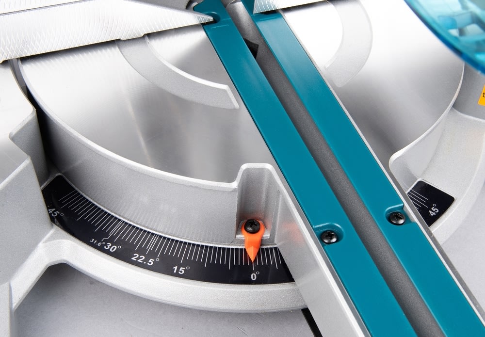 Makita Kap-/geringssav, 216mm, 1200W, LS0816F