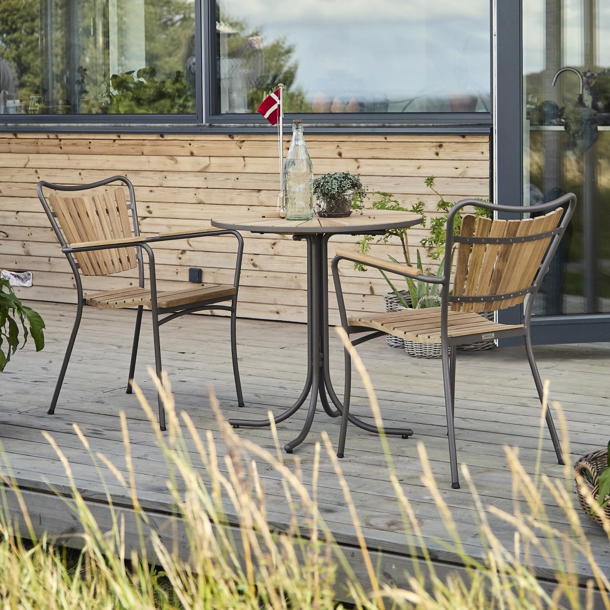 Marguerit Cafébord ø70cm + 2 stole, Mocca