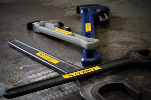 Dymo Rhino Vinyltape 19mm, sort på gul