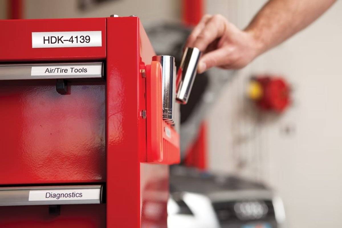 Dymo RHINO Permanent Polyester 19mm, sort på metal