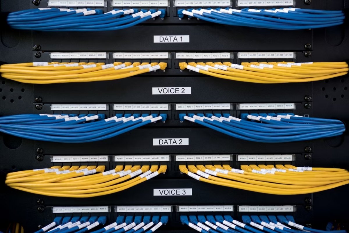 Dymo Rhino Vinyltape 12mm, hvid på rød