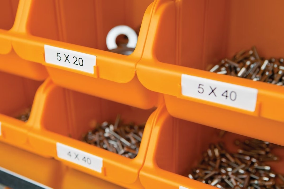 Dymo Rhino Vinyltape 12mm, hvid på rød